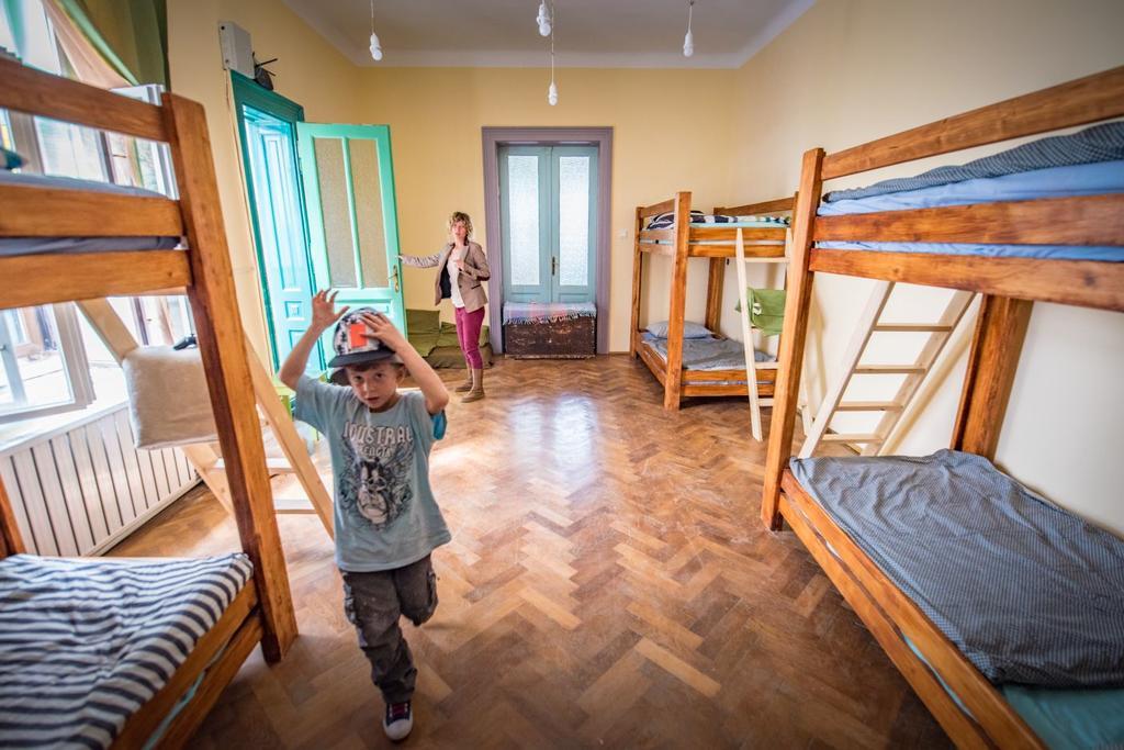 Mountain Tale Hostel Braşov Buitenkant foto
