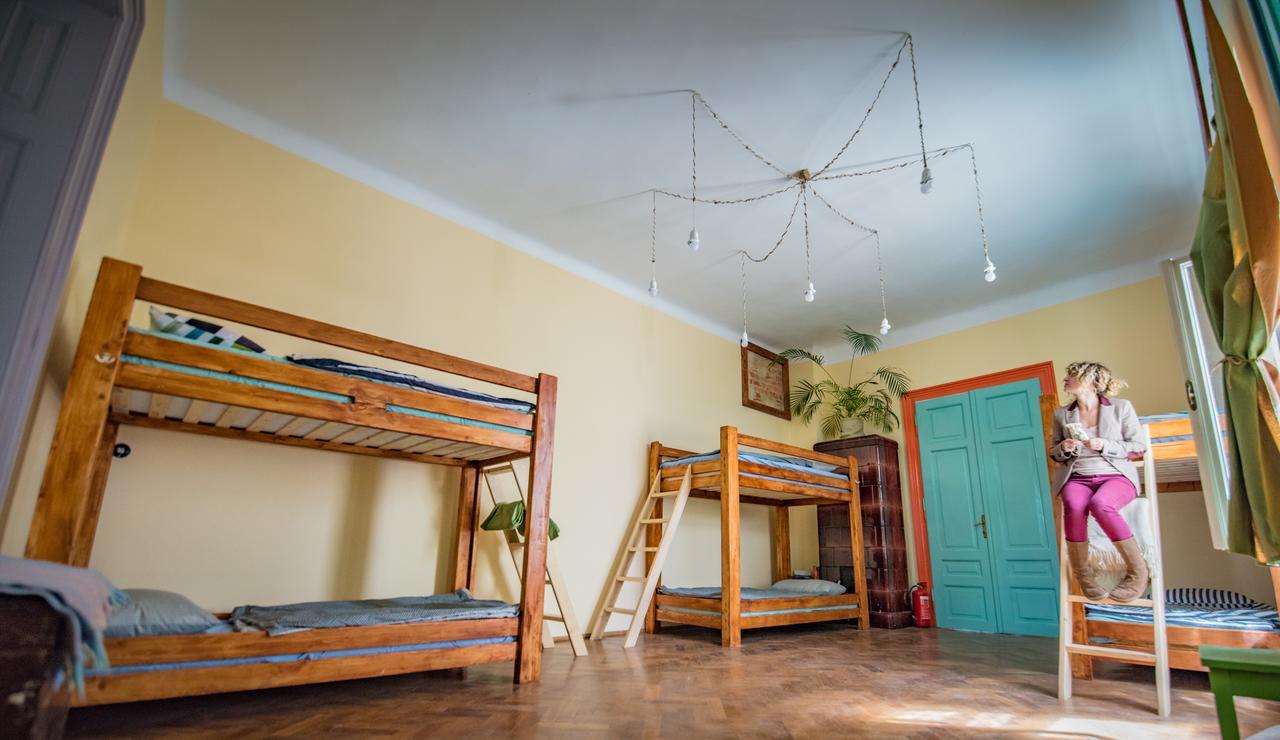 Mountain Tale Hostel Braşov Buitenkant foto