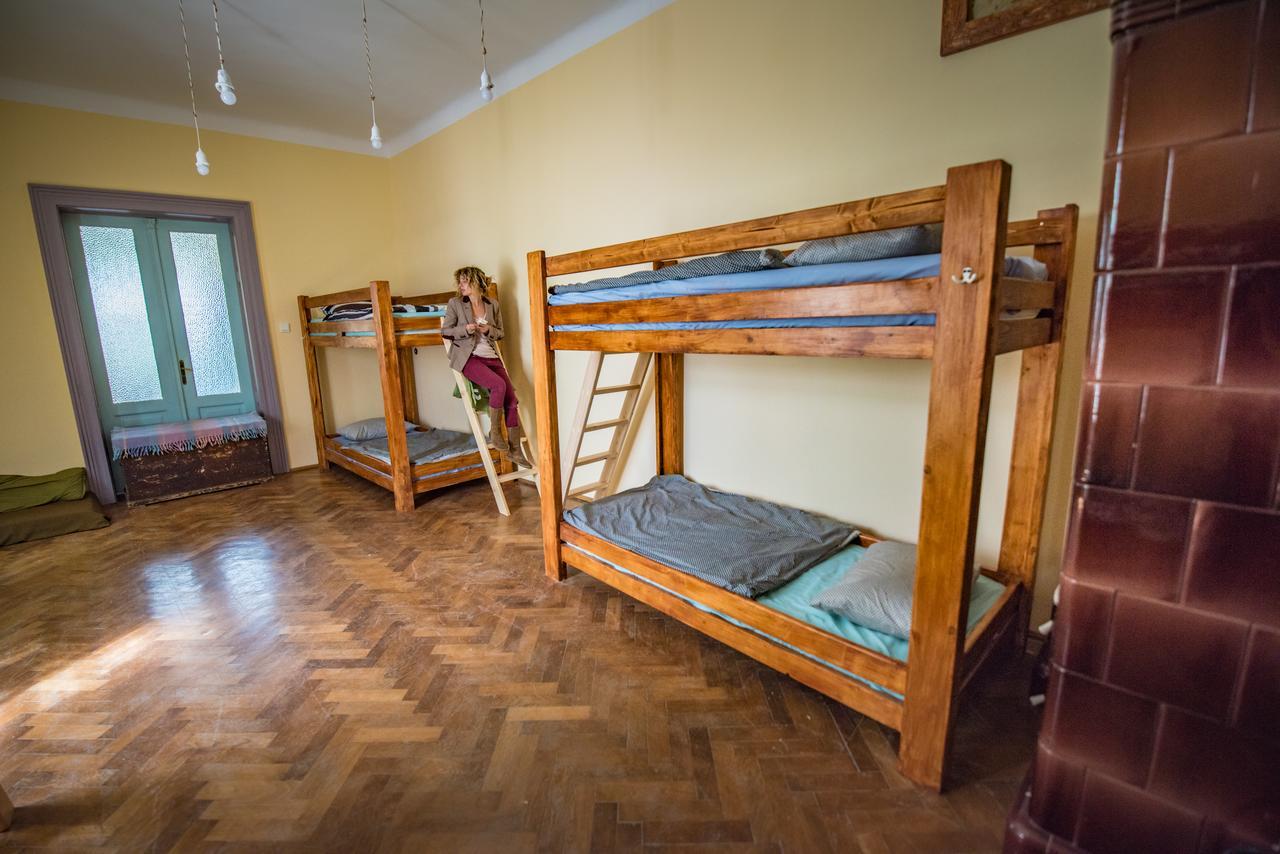 Mountain Tale Hostel Braşov Buitenkant foto
