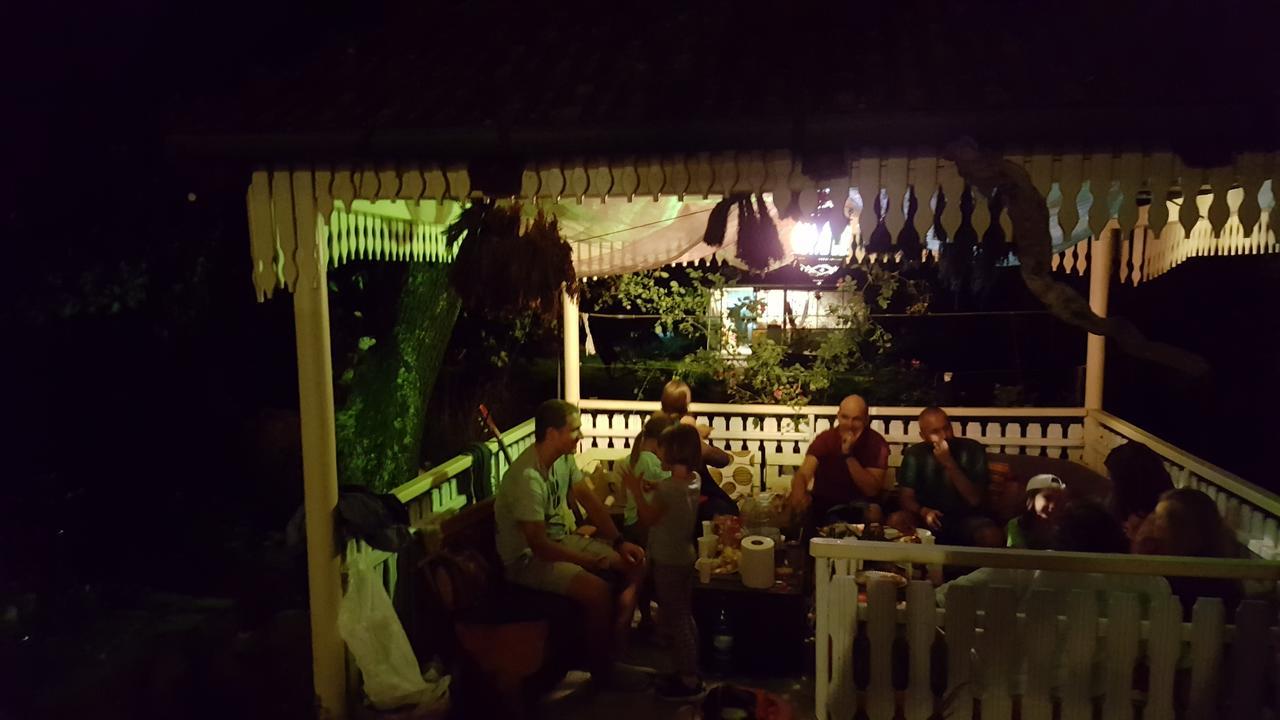 Mountain Tale Hostel Braşov Buitenkant foto