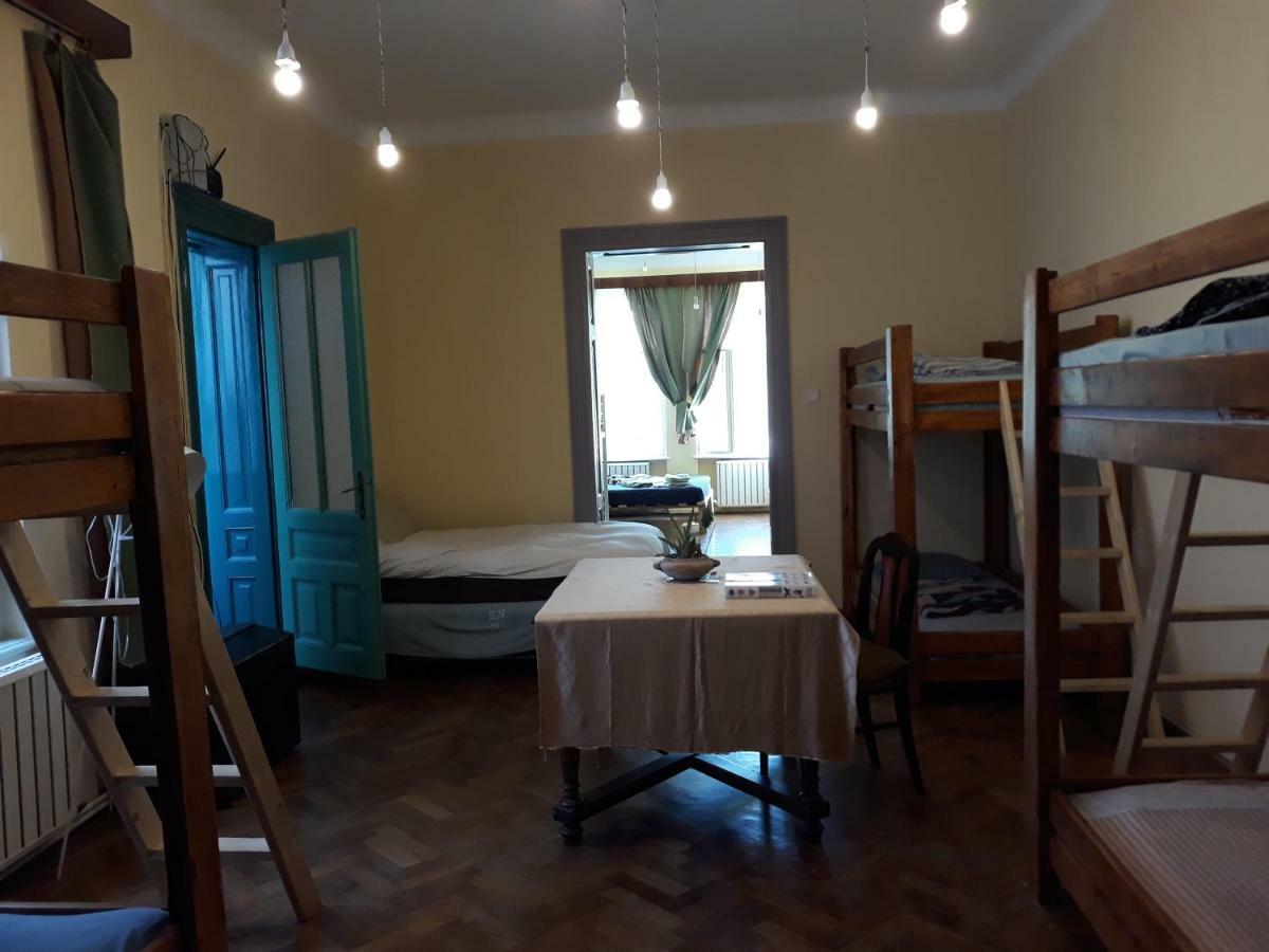 Mountain Tale Hostel Braşov Buitenkant foto