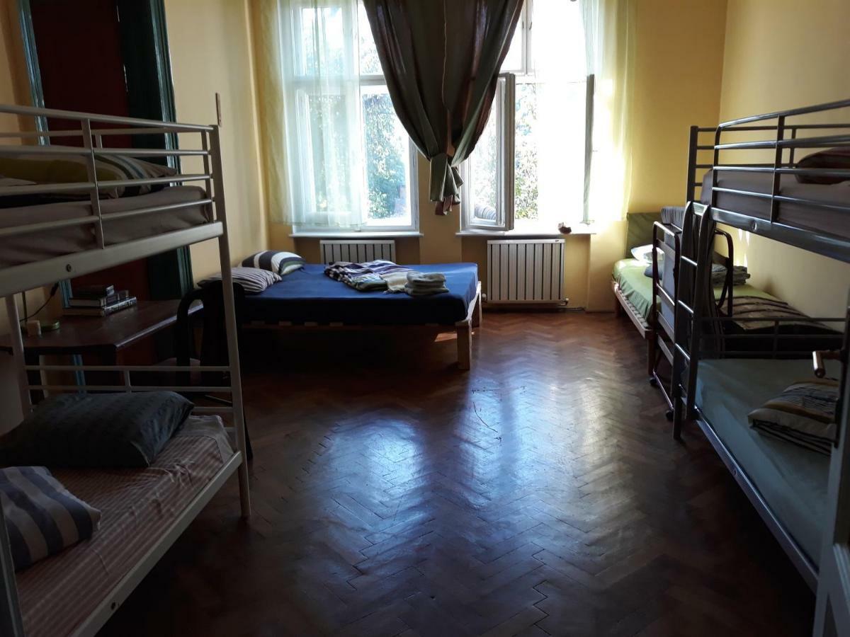 Mountain Tale Hostel Braşov Buitenkant foto
